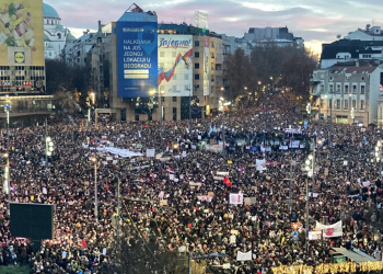 Partia Demokratike Evropiane: Përkrahësit e Vuçiqit sulmuan ekspozitën e protestave në Serbi, policia mbrojti agresorët