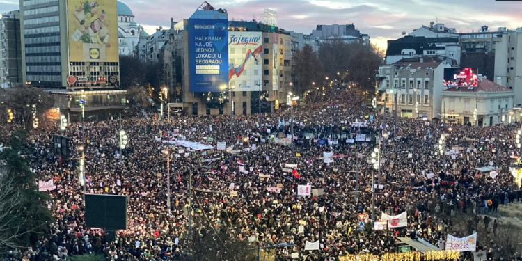 Partia Demokratike Evropiane: Përkrahësit e Vuçiqit sulmuan ekspozitën e protestave në Serbi, policia mbrojti agresorët