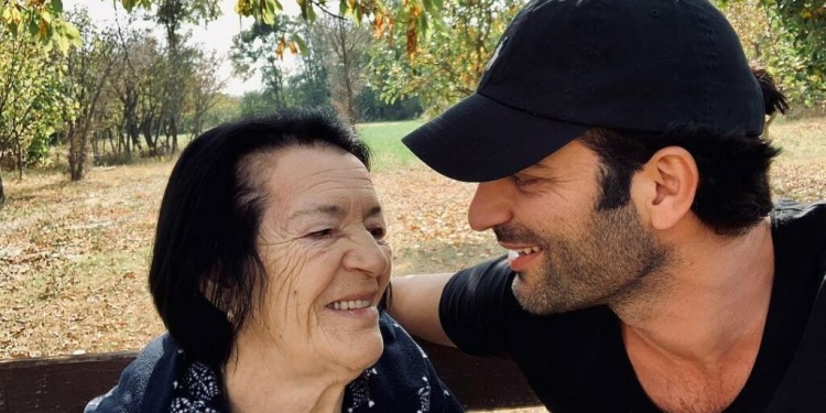 Pas shkëlqimit në koncertin në Prishtinë, Ramë Lahaj përkujton nënën e ndjerë