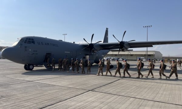 SHBA i sjell ushtarët armenë në Kosovë me aeroplan ushtarak amerikan