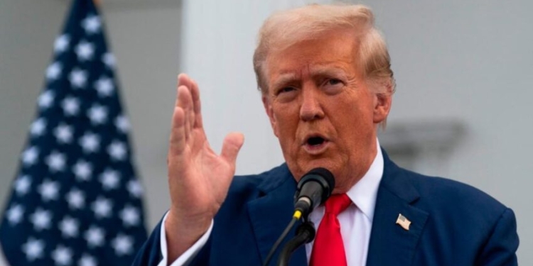 Presidenti Trump urdhëron masa ndëshkuese për ata që e djegin flamurin amerikan