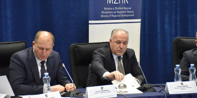 Akuzohet bashkë me ministrin Damka, por Qeveria Kurti guxon ta pezullojë veç Sekretarin e Ministrisë së Zhvillimit Rajonal