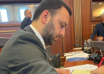 Krasniqi i reagon zëdhënësi të VV-së: Logjika ‘është 10 vjet vonë’ e ka mbajtur Kosovën mbi 100 vjet nën okupim