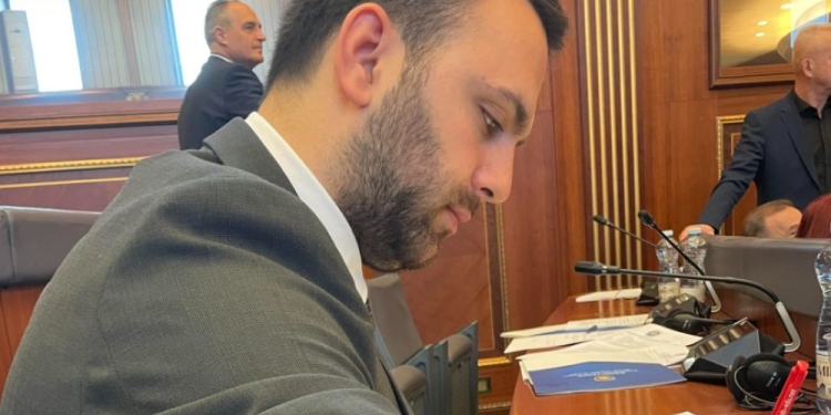 Krasniqi i reagon zëdhënësi të VV-së: Logjika ‘është 10 vjet vonë’ e ka mbajtur Kosovën mbi 100 vjet nën okupim