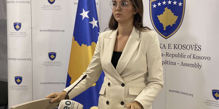 Deputetja e VV-së, zyrtares amerikane: I keni vizituar gjyqtarët një ditë para se të vetëposhtërohen