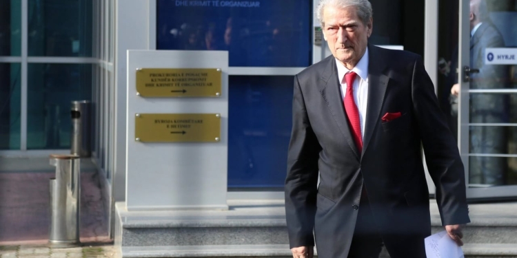 Sali Berisha paraqitet sot në SPAK, zbaton masën e sigurisë