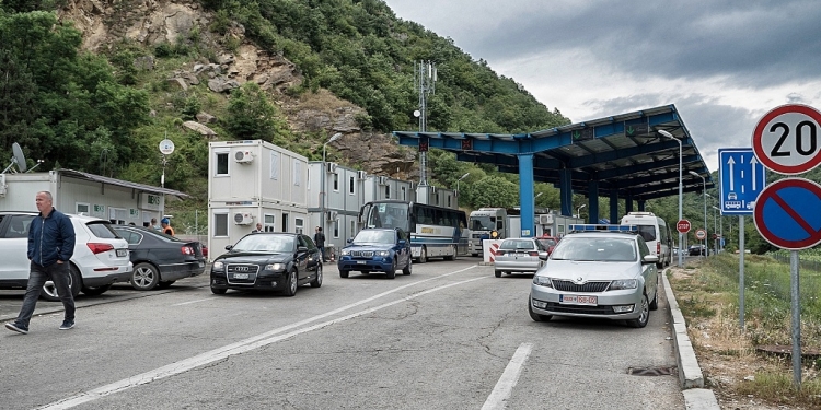“Gjysmë orë pritje tek Dheu i Bardhë”, kjo është gjendja në pikëkalimet kufitare për dalje nga Kosova