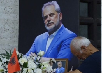 I jepet lamtumira e fundit Artur Zhejit, publicisti i elegancës në analizën politike dhe që Kosovën e bëri çështje të parë
