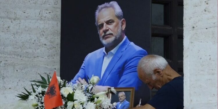 I jepet lamtumira e fundit Artur Zhejit, publicisti i elegancës në analizën politike dhe që Kosovën e bëri çështje të parë