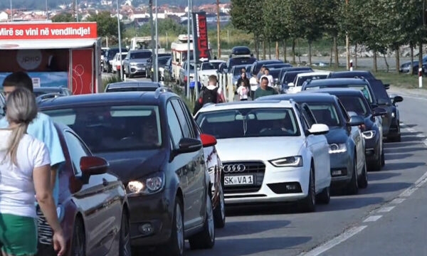 Gjendja në pikat kufitare – Qytetarët përballen me pritje të gjata për të dalë nga Kosova
