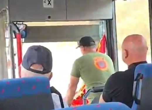 Me këngë patriotike, me bluza me mbishkrimin UÇK – qytetarët nisen drejt Prishtinës për padrejtësitë e Speciales në Hagë
