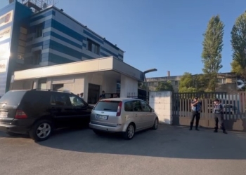 Policia ndërhyn në ambientet e tri mediave në Shqipëri, reagon AGSh