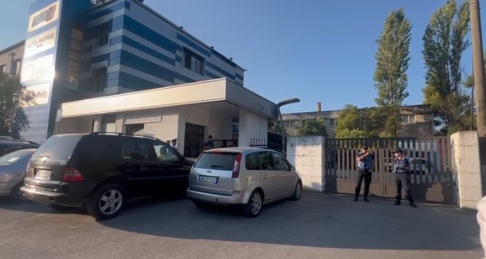 Policia ndërhyn në ambientet e tri mediave në Shqipëri, reagon AGSh
