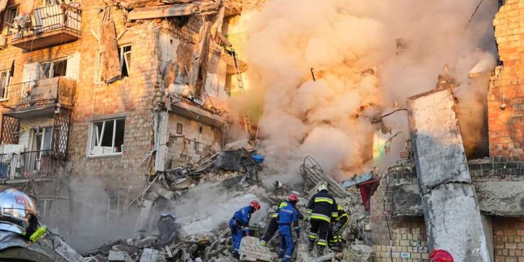 Rusia nis sulme masive ndaj Ukrainës, ndërsa Kievi ia godet rafineritë e naftës