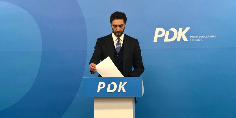 Uran Ismaili flet me bizneset në Sheshin “Xhorxh Bush”: Vendimet pa plane e konsultim bllokuan punën e bizneseve