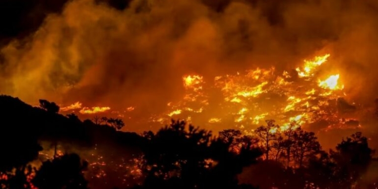 Zjarret në Shqipëri: 19 vatra në territor, 3 ende aktive