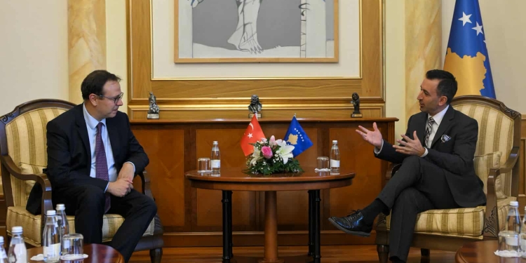 Basha takohet me ambasadorin e Turqisë, e njoftoi për zhvillimet e fundit në Kuvend