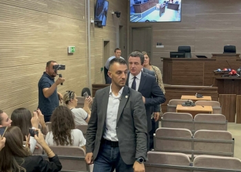 Kurti del nga salla pas përfundimit të seancës gjyqësore