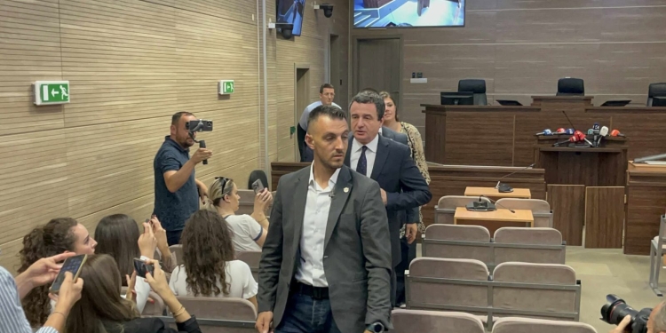 Kurti del nga salla pas përfundimit të seancës gjyqësore