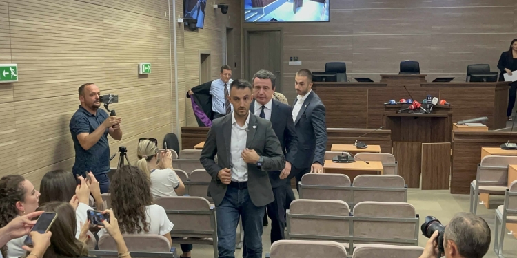 Kurti hesht ndaj pyetjeve për rezervën shtetërore, largohet pa zë nga gjykata
