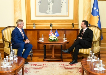 Ambasadori britanik i shkon për urim në zyrë, e merr edhe pajtimin e Bashës se Kuvendi duhet të konstituohet plotësisht