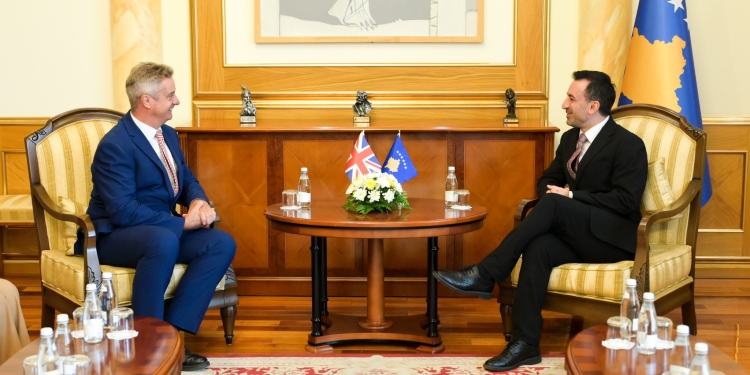 Ambasadori britanik i shkon për urim në zyrë, e merr edhe pajtimin e Bashës se Kuvendi duhet të konstituohet plotësisht