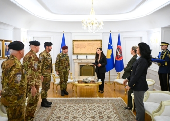 Osmani dekoron me medaljen Presidenciale Ushtarake, gjeneralmajor Enrico Barduani