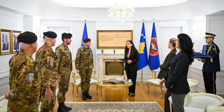 Osmani dekoron me medaljen Presidenciale Ushtarake, gjeneralmajor Enrico Barduani