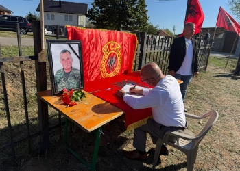 Kryetari i Rahovecit, Smajl Latifi, ngushëllon familjen Haxhosaj për humbjen e kolonel Adem Haxhosajt