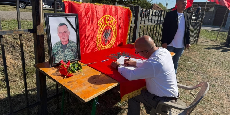 Kryetari i Rahovecit, Smajl Latifi, ngushëllon familjen Haxhosaj për humbjen e kolonel Adem Haxhosajt