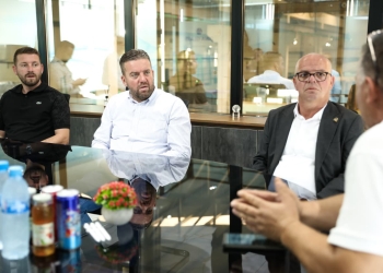 Smajl Latifi viziton kompaninë “Dina T-Glass” në Rahovec