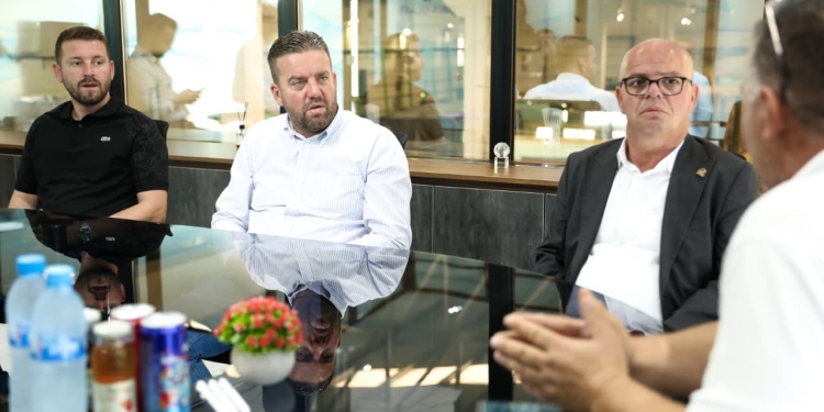 Smajl Latifi viziton kompaninë “Dina T-Glass” në Rahovec