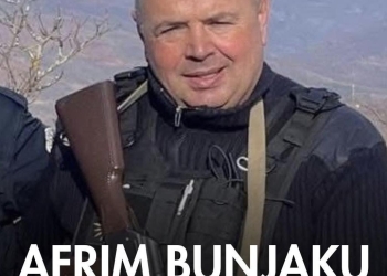 Smajl Latifi nderon heroin Afrim Bunjaku në dyvjetorin e rënies së tij