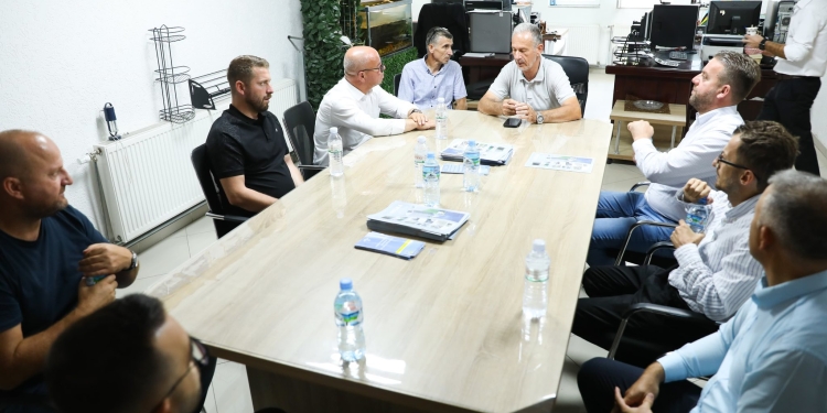 Rahovec: Smajl Latifi viziton kompaninë “Sylka” Sh.P.K
