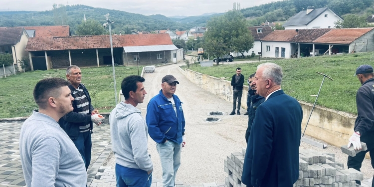 Bali Muharremaj: Po Vazhdojmë me Rregullimin e Rrugëve Lokale në Reqan