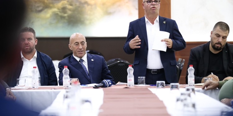 Smajl Latifi dhe Ramush Haradinaj me bujqit e Rahovecit: Bujqësia, prioritet i mandati të ri qeverisës