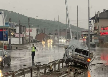 Aksident trafiku në Vranidoll, policia me apel për shoferët që ngasin veturën në shi