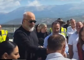 Hapet rruga Qukës-Qafë-Plloçë, Rama pritet me daulle dhe flamuj kuq e zi nga banorët
