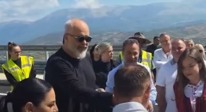 Hapet rruga Qukës-Qafë-Plloçë, Rama pritet me daulle dhe flamuj kuq e zi nga banorët