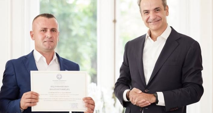 Kryeministri grek i jep shtetësinë shqiptarit që shpëtoi 2 fëmijë nga mbytja