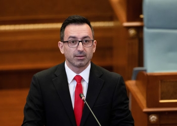 Kryekuvendari Basha  uron fëmijët për fillimin e vitit të ri shkollor