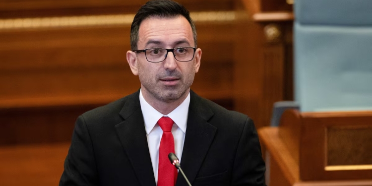 Kryekuvendari Basha  uron fëmijët për fillimin e vitit të ri shkollor