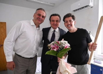 Me buqetë lulesh e ‘stupc’ në dorë, Albin Kurti viziton aktorin Osman Azemi në spital