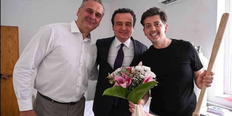Me buqetë lulesh e ‘stupc’ në dorë, Albin Kurti viziton aktorin Osman Azemi në spital