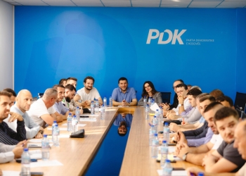 Krasniqi i mbledh shefat e shtabeve: PDK-ja ka dëshmuar se kudo që qeveris sjell rezultate