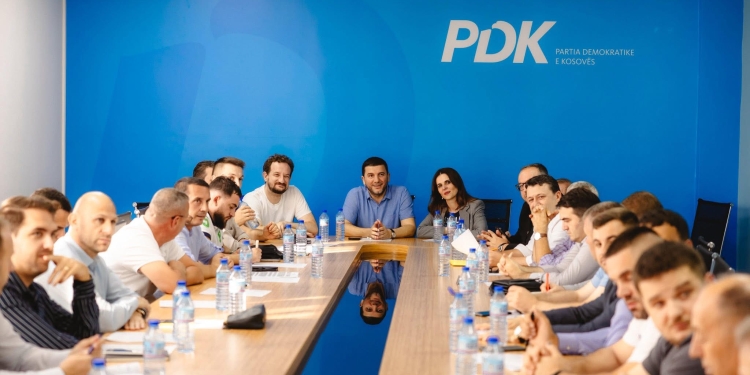 Krasniqi i mbledh shefat e shtabeve: PDK-ja ka dëshmuar se kudo që qeveris sjell rezultate
