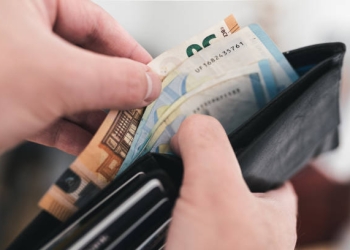 Qytetari nga Shtimja dorëzon në polici një portofol me mbi 2 mijë euro
