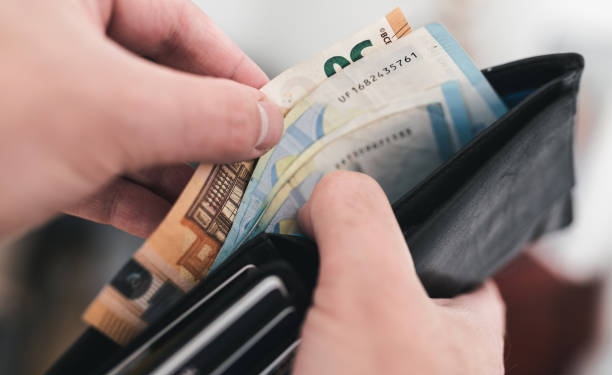 Qytetari nga Shtimja dorëzon në polici një portofol me mbi 2 mijë euro