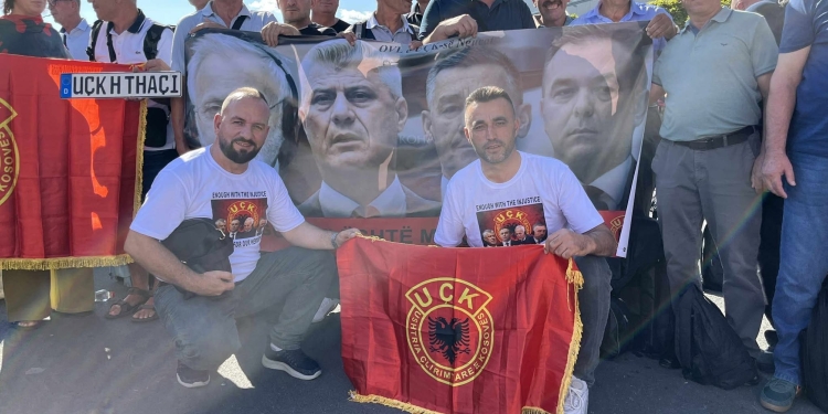 Mbi 500 veteranë të UÇK-së nisen drejt Hagës për të protestuar