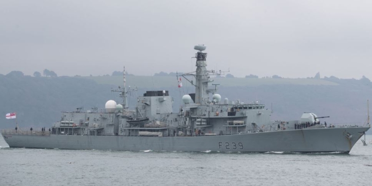 Kina paralajmëron Britaninë dhe ShBA-në pasi anijet u kaluan nëpër Ngushticën e Tajvanit